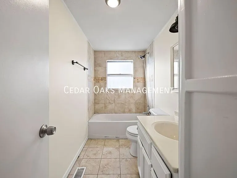 1935 E Lee St — Photo 4