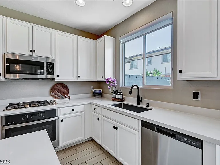 372 Silva Pl — Photo 8