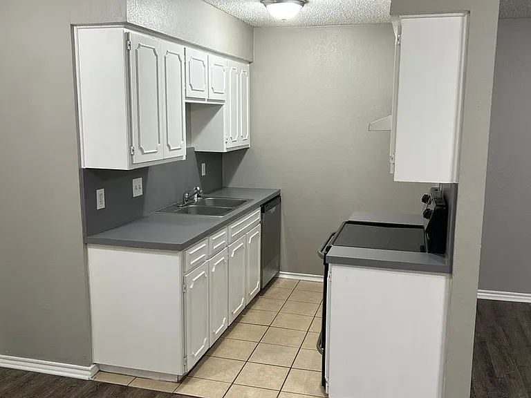404 Jordan Ln — Photo 4