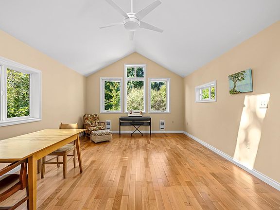 5th image of 2625 Urquhart Ave