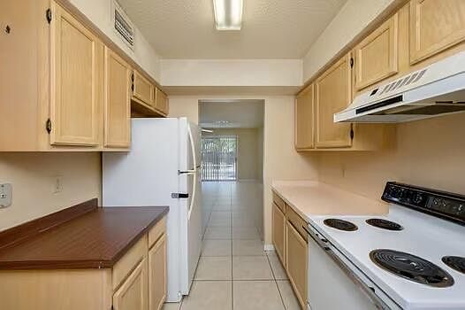 4th image of 933 Denton Blvd #B