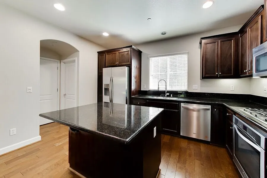 Spacious 3 Bed Townhouse in Mountain View! — Photo 2