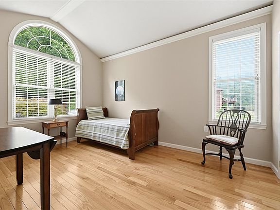 5th image of 844 Village Dr
