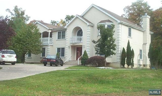 1st image of 10 Sandalwood Dr