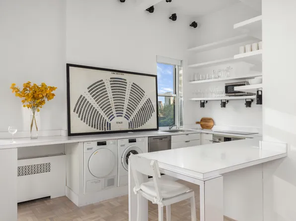 400 East 52nd Street image 9 of 21