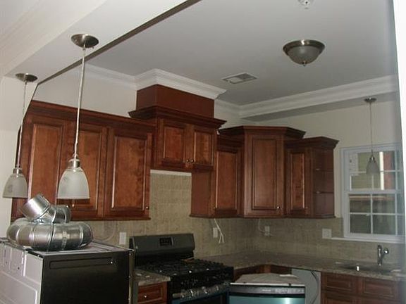 3rd image of 194 Parker St