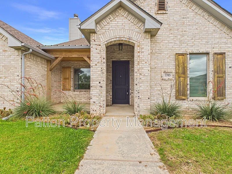 3 bed, 2.0 bath, 1590 sqft, $2,350 — Photo 2