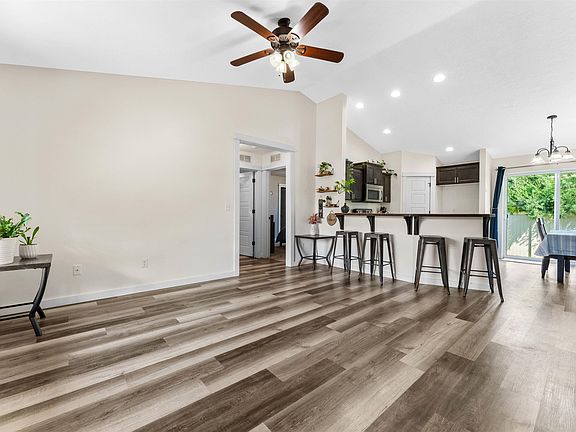 5th image of 11868 Pigeon Ct