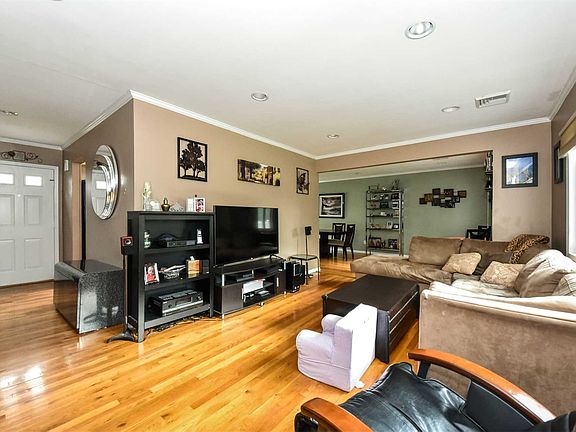4th image of 11 Helen Ave