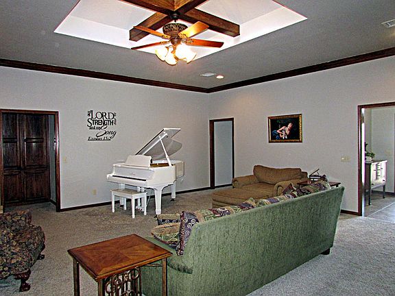 5th image of 1308 Melinda Ln