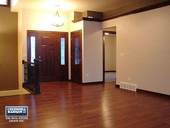 Spacious foyer w/Front closet