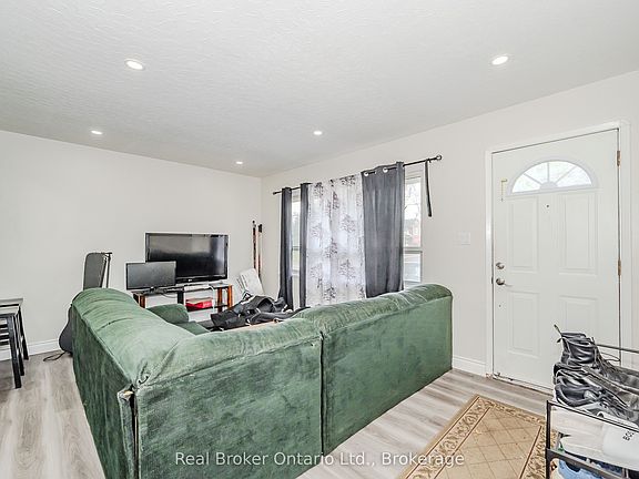 3rd image of 112 Victoria Rd N