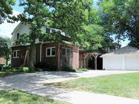 2nd image of 824 W 27th St