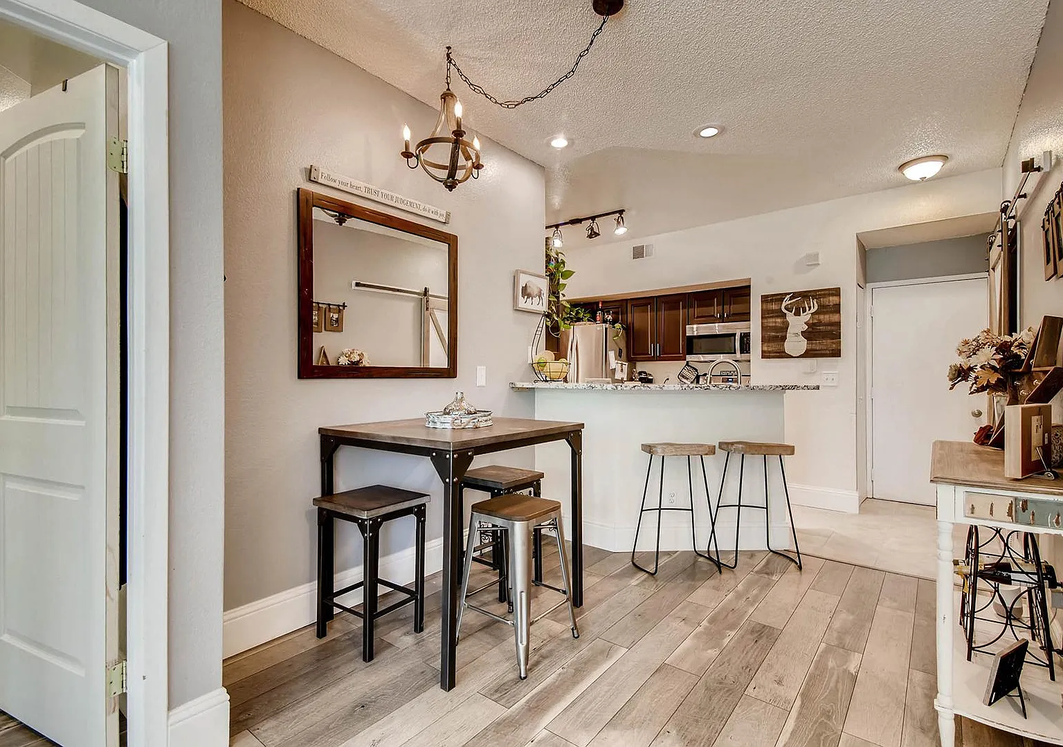 2 bed, 956 sqft, $1,995 — Photo 3