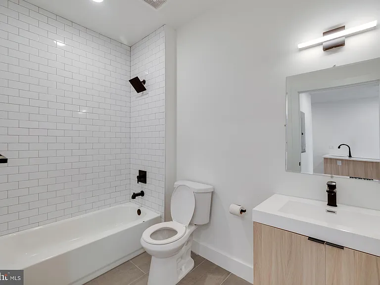 2400 E Huntingdon St #18-204 — Photo 7