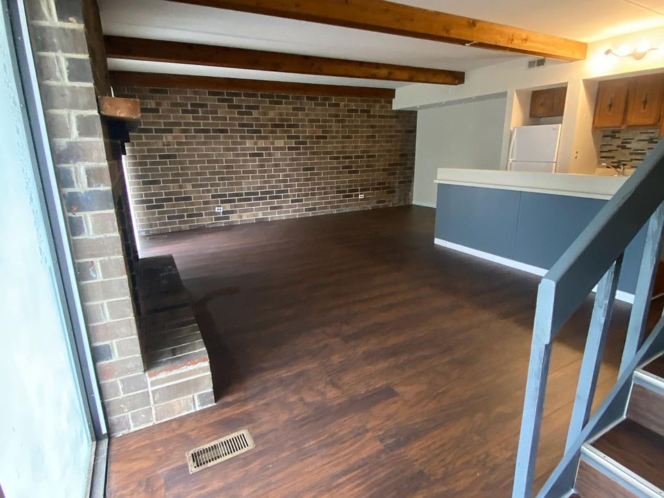 Living Room with fireplace