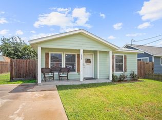 906 S Young St, Rockport, TX 78382