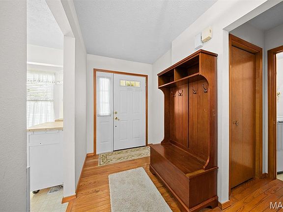 3rd image of 10 Michelle Dr