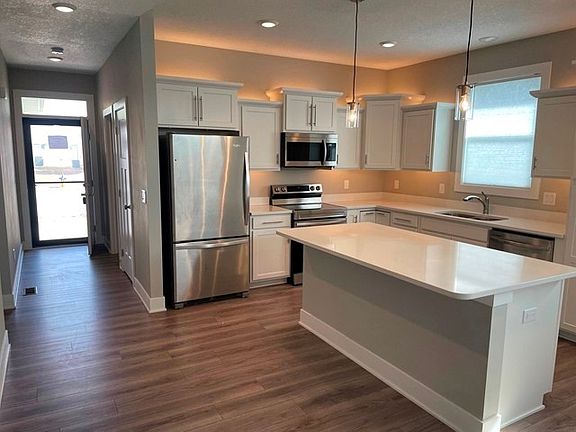 2nd image of 512 NE Vista Ln