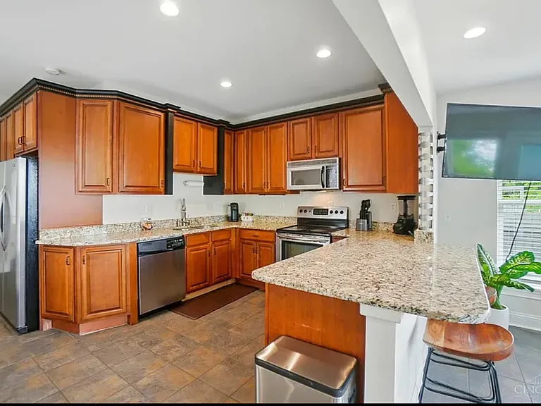 918 Mount Hope Ave — Photo 3