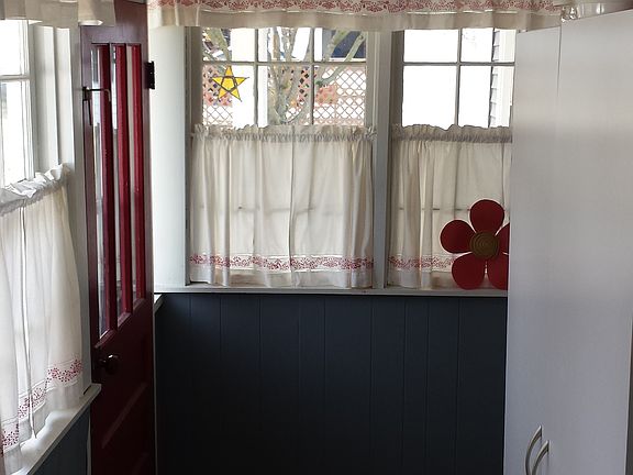 3rd image of 708 Leslie Ave
