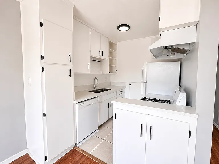 2150 N Beachwood Dr #10 — Photo 3