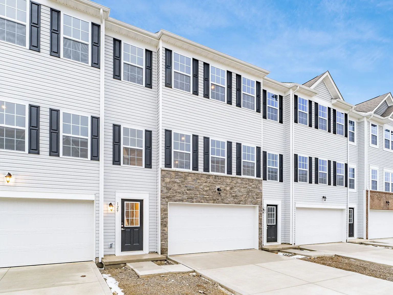 3 bed, 2.5 bath, 1850 sqft, $2,299 — Photo 2