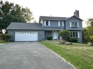 6642 Tipperary Trl, Roscoe, IL 61073