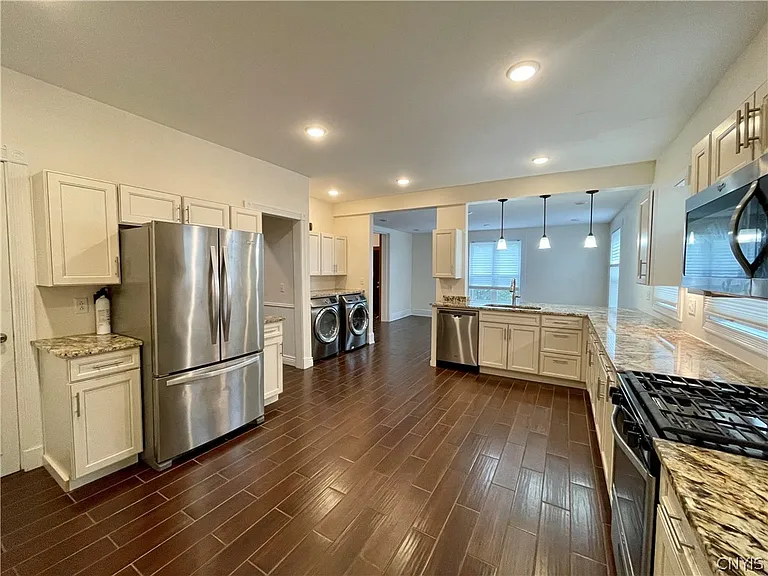 365 Green St — Photo 6