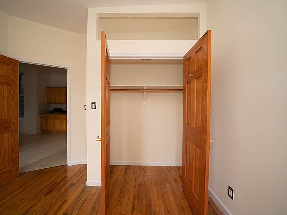 2nd image of 26-10 Hoyt Ave S #R2r