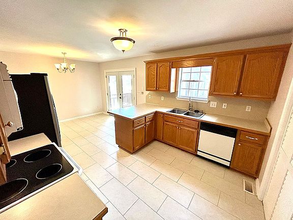 5th image of 999 Ridgewood Dr