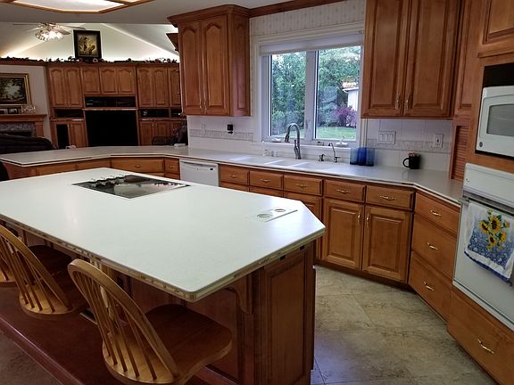 Kitchen w swingline chairs