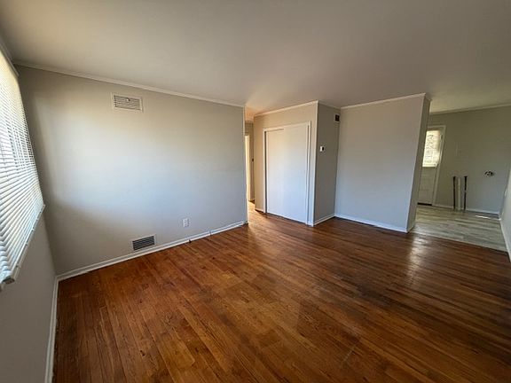 2nd image of 1827 Villa Dr