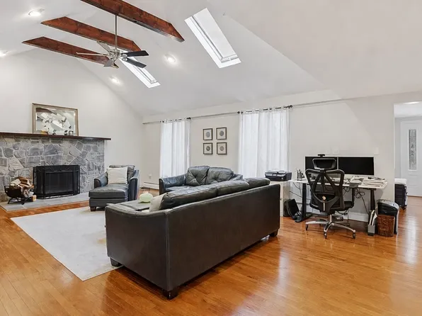1 Newton St, Dartmouth, MA 02748