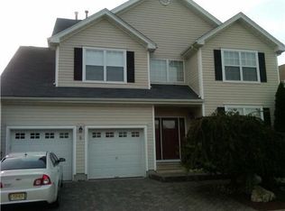 5 Wing Foot Ct, Monroe Township, NJ 08831