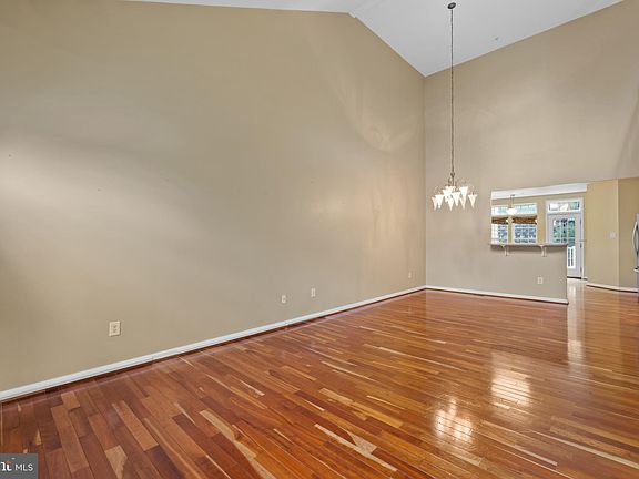 4th image of 227 Teapot Ct