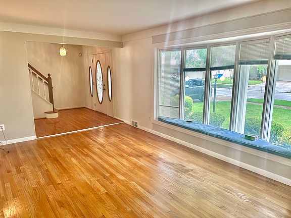 2nd image of 32307 Cambridge Dr