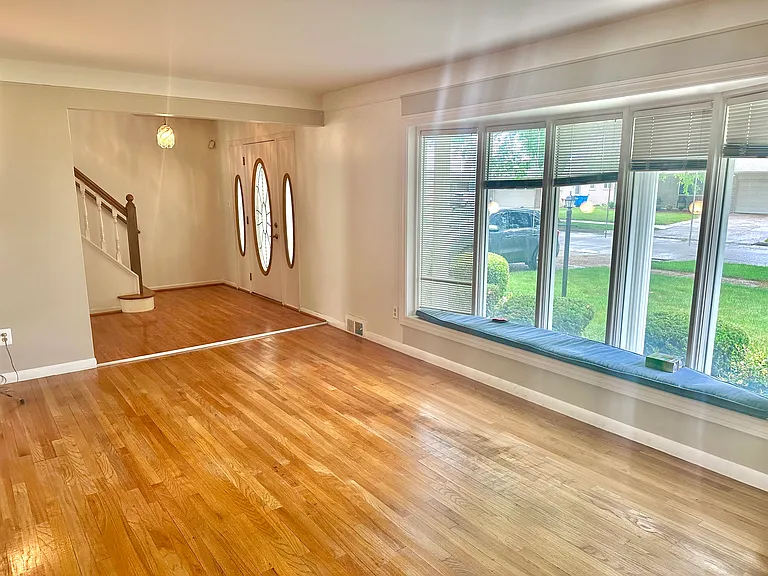 32307 Cambridge Dr — Photo 2