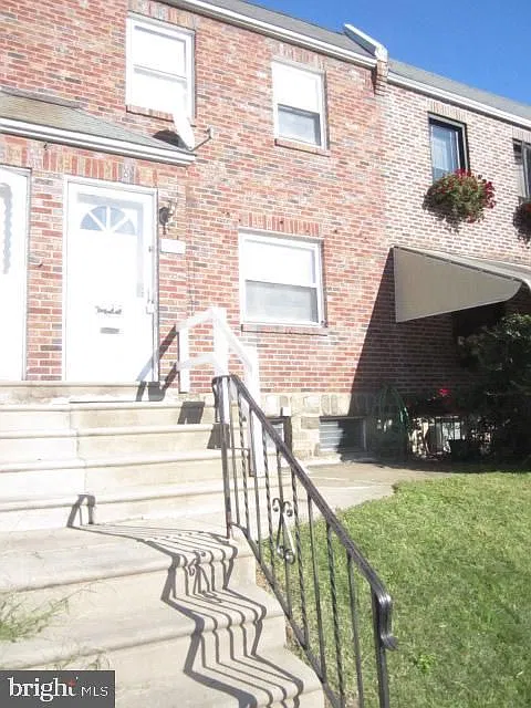3 bed, 1.0 bath, 1296 sqft, $1,800 — Photo 2