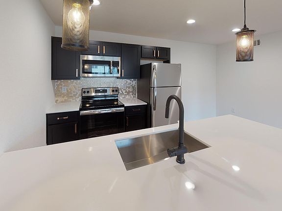 4th image of 5103-5111 Live Oak St #2203