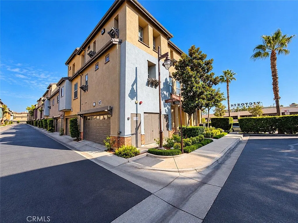 3 bed, 3.5 bath, 1560 sqft, $3,500 — Photo 4