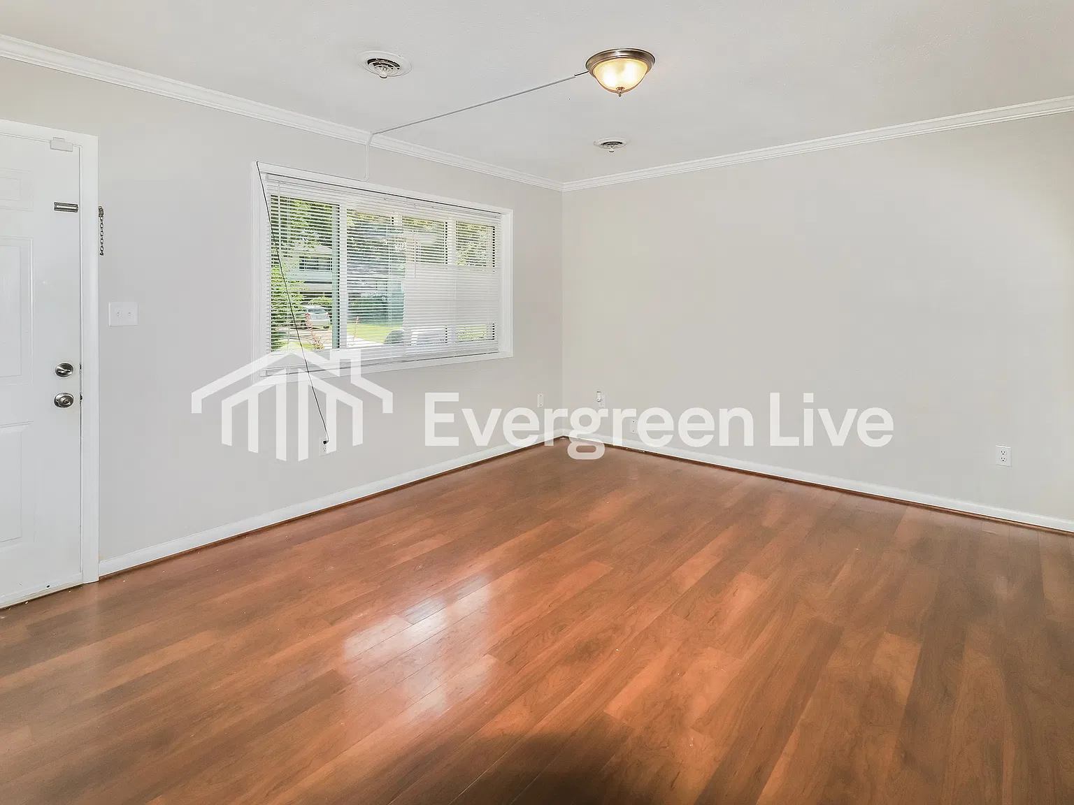 3 bed, 1.5 bath, 1300 sqft, $1,895 — Photo 2