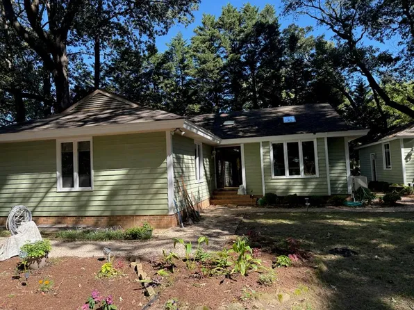 1 Kamps Ln, Kilmarnock, VA 22482