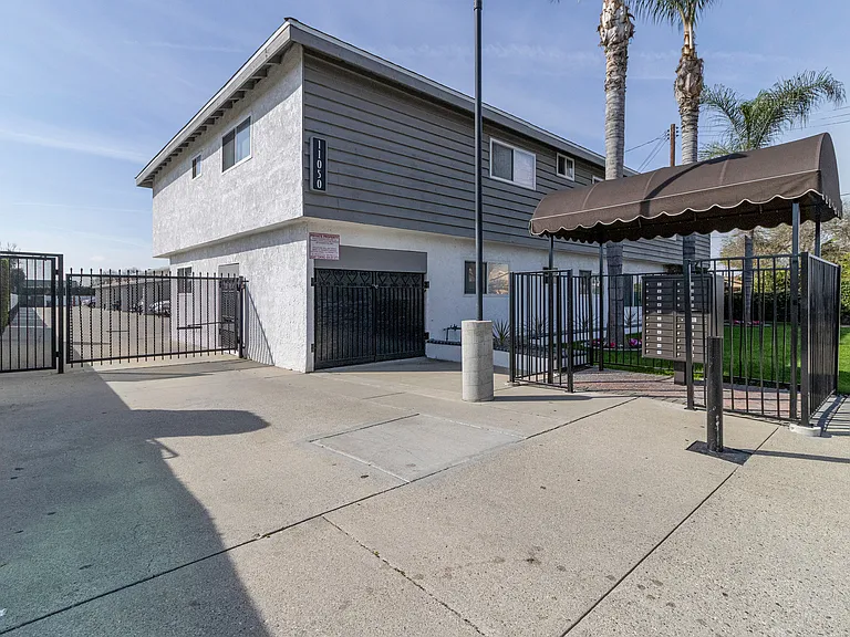 11050 Lambert Ave #8 — Photo 2