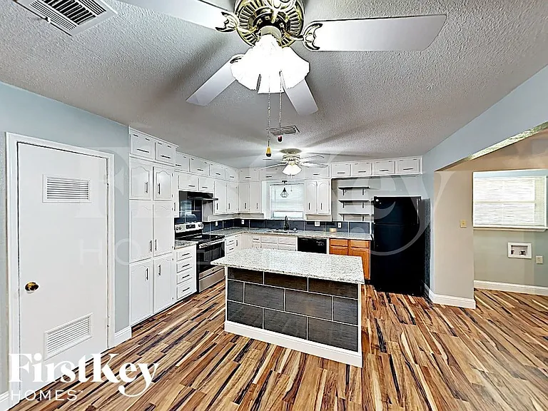 205 SW Moody St — Photo 4