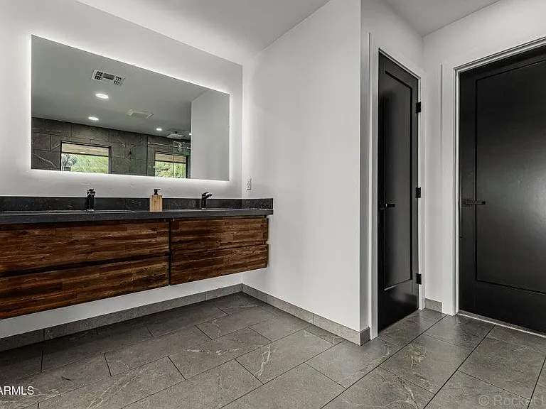 6111 E Victoria Dr — Photo 21