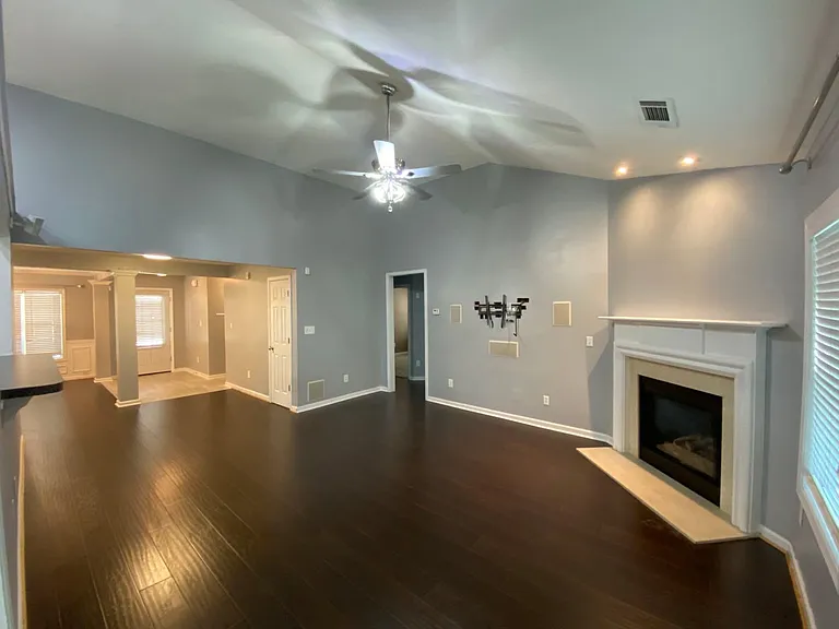 2577 Woodford Ln — Photo 5