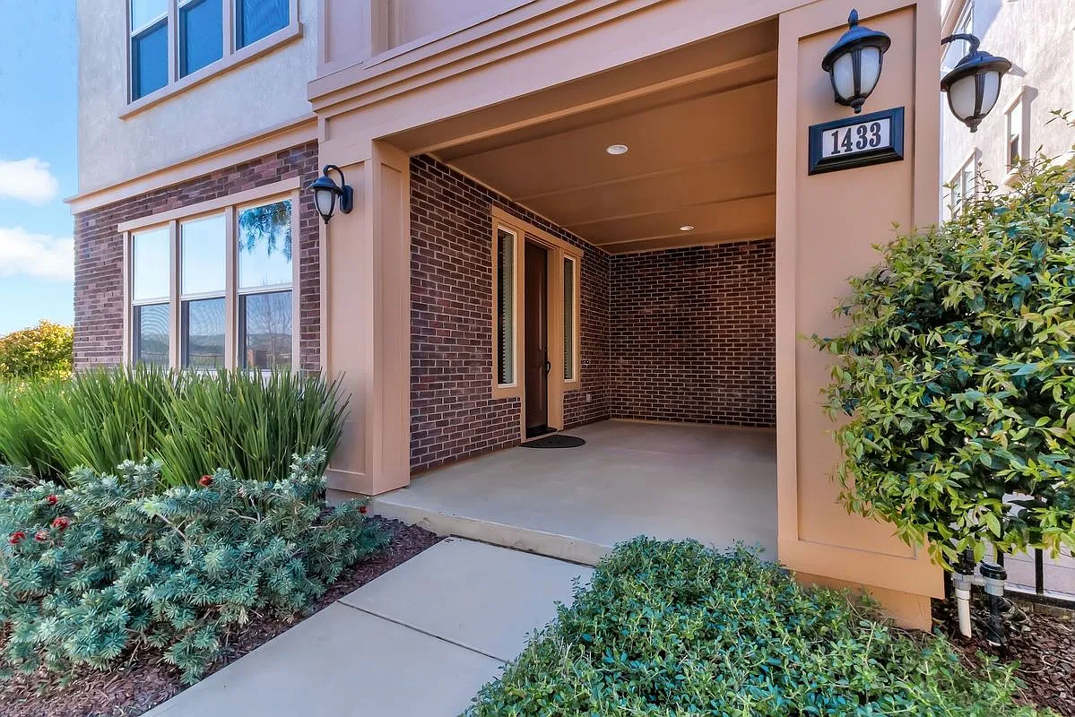 3 bed, 3.0 bath, 3105 sqft, $6,000 — Photo 2