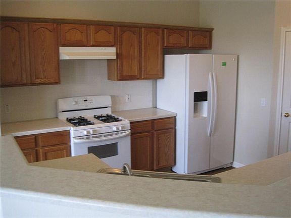4th image of 606 Stewart Dr