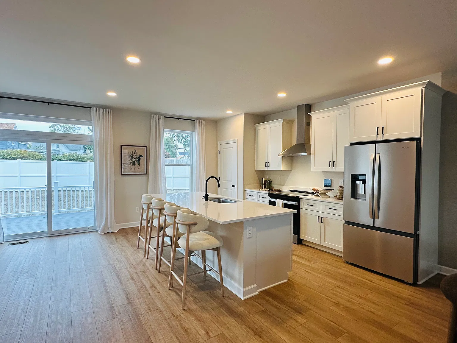 3 bed, 2.5 bath, 2085 sqft, $4,150 — Photo 2